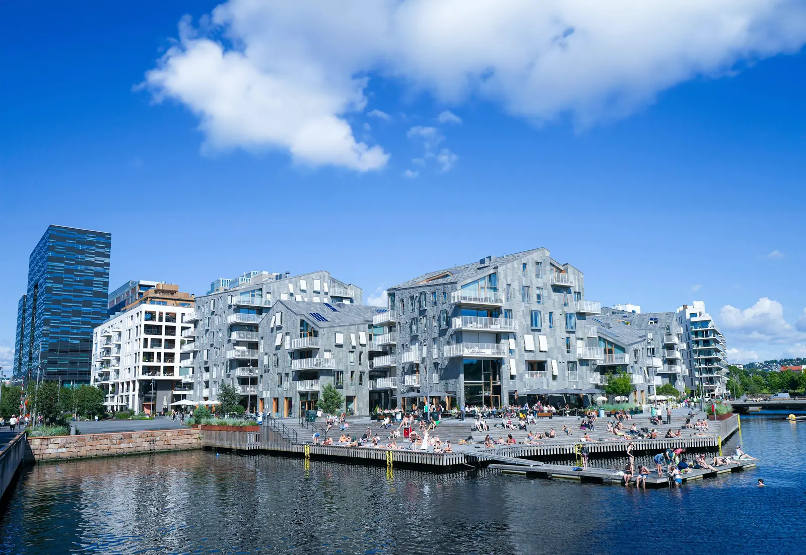 Moderne boligbygg ved vannet en klar dag