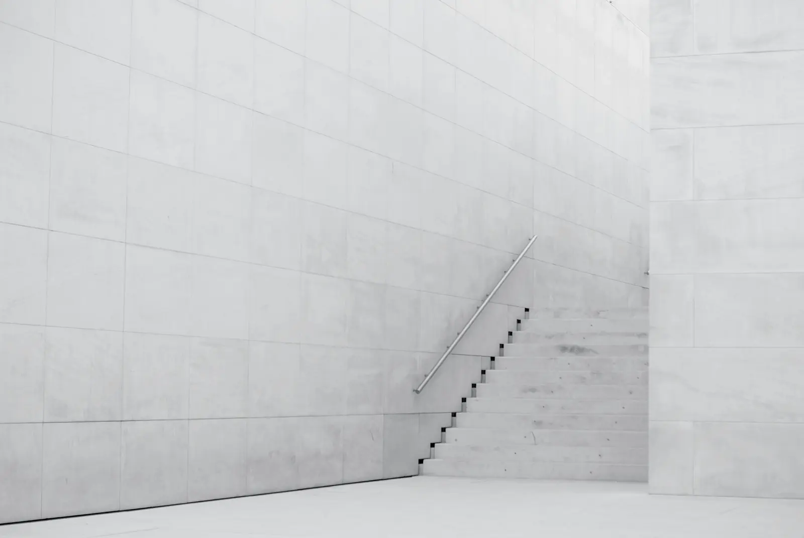 Hvit betongtrapp i minimalistisk arkitektur